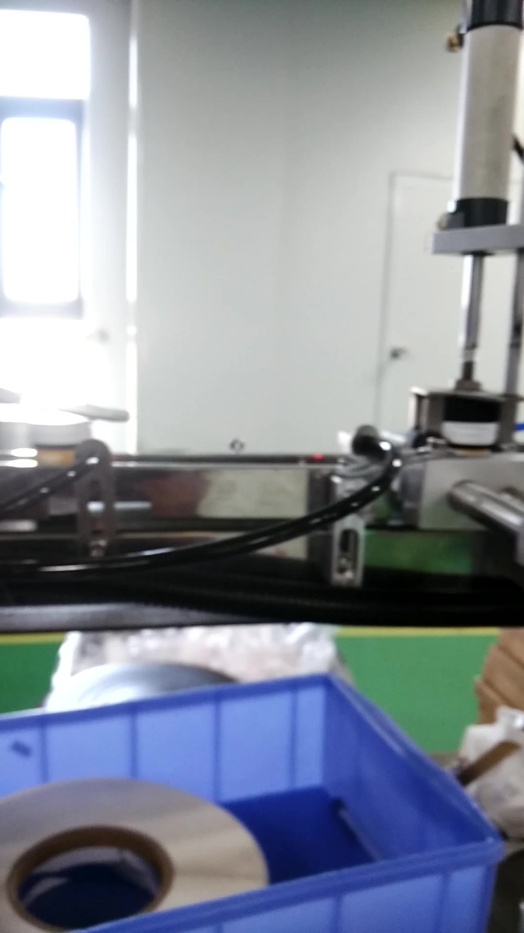 Top side labeling machine