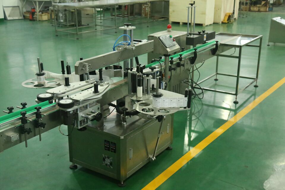 Double sides labeling machine