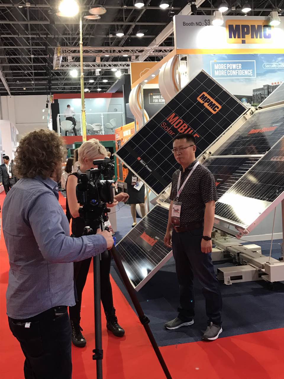 访客正在围观手摇式移动照明车