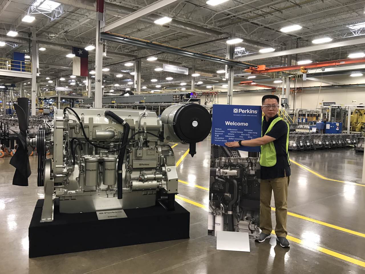 首帆动力董事长杜剑峰先生在美国卡特彼勒工厂与珀金斯发动机合影